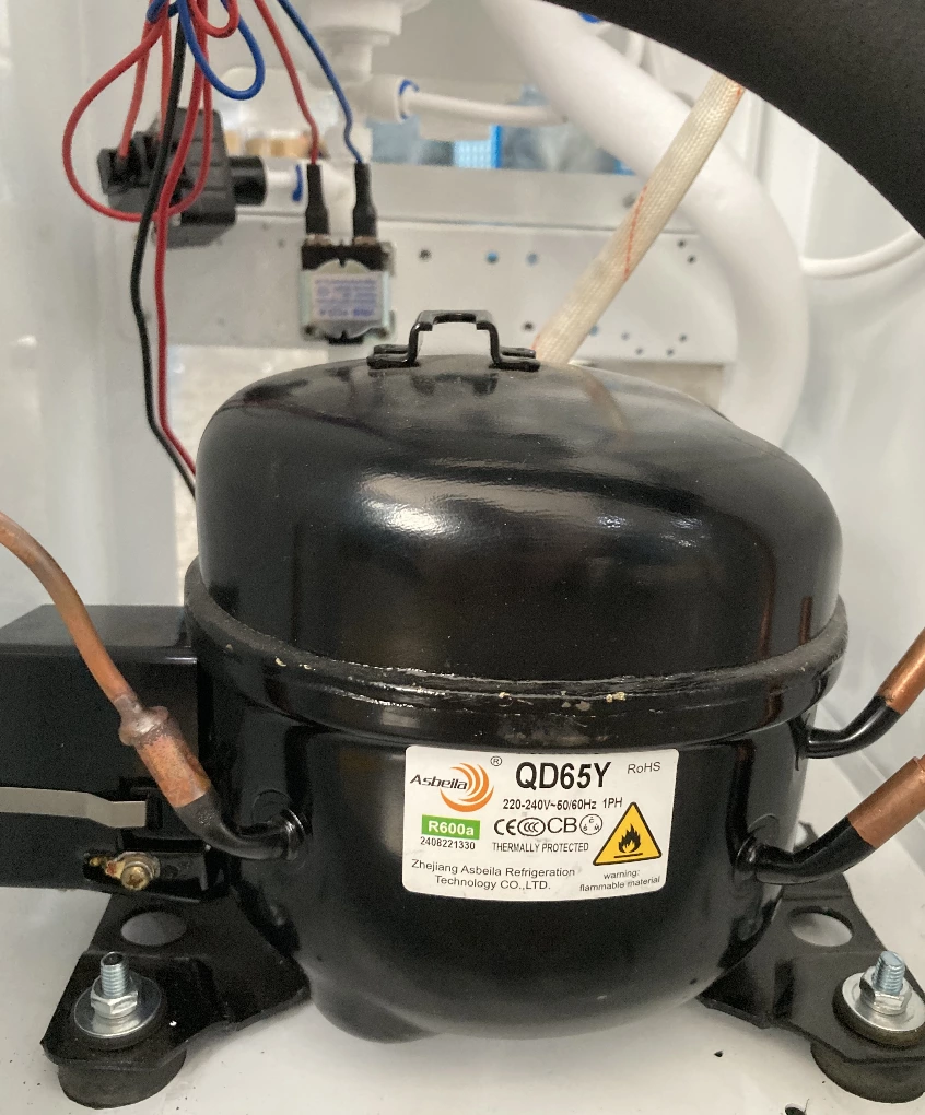 R600a compressor configuration for the European-market water dispenser